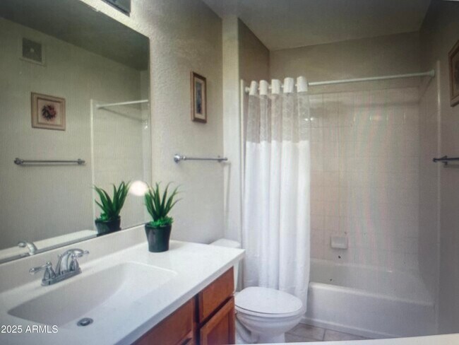 Building Photo - 7027 N Scottsdale Rd