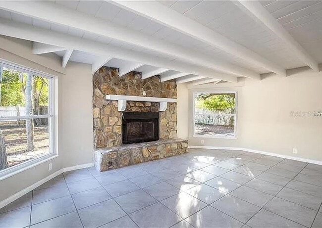 Building Photo - 622 Myrtle Way S