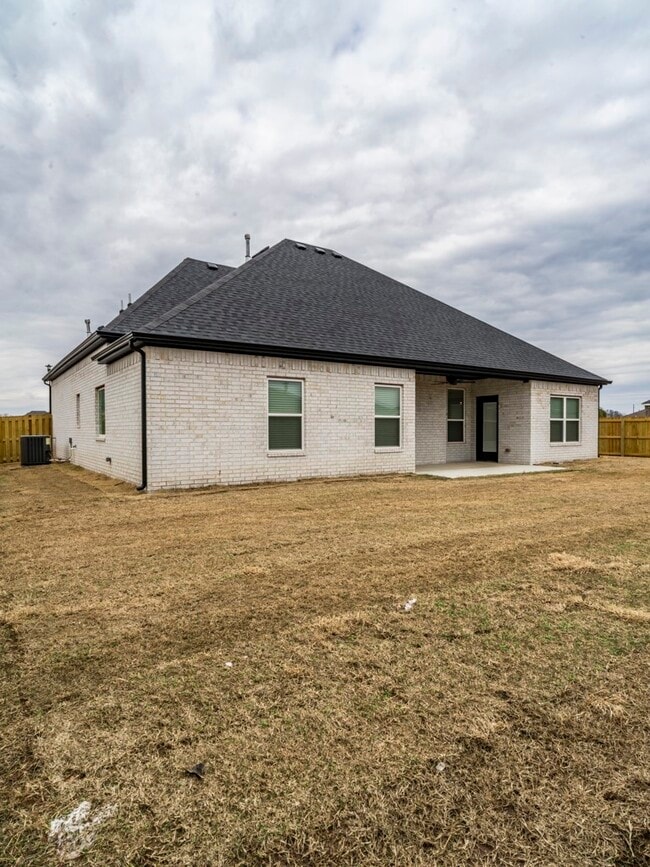 Building Photo - 441 Willow Dr