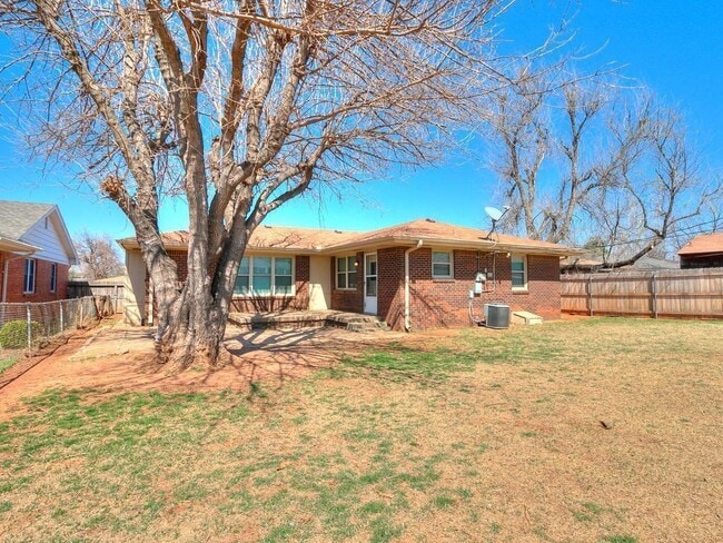 Building Photo - 2644 Lakeside Dr
