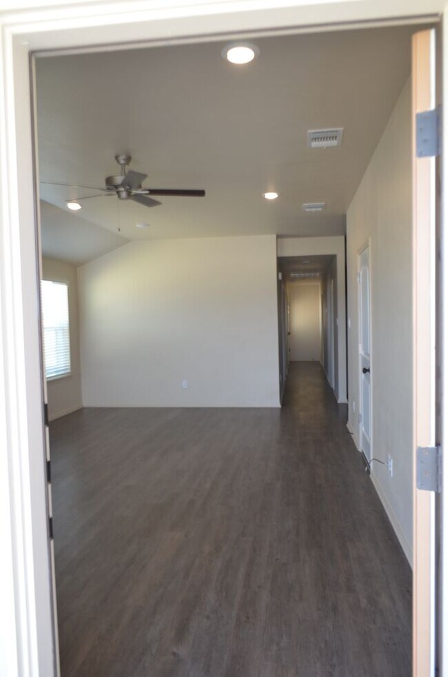 Building Photo - 1021 Cline Dr