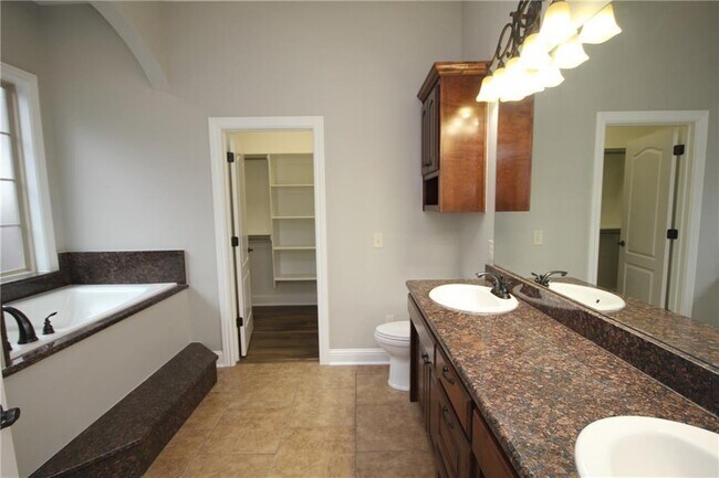 Building Photo - 610 Lyndal Ln