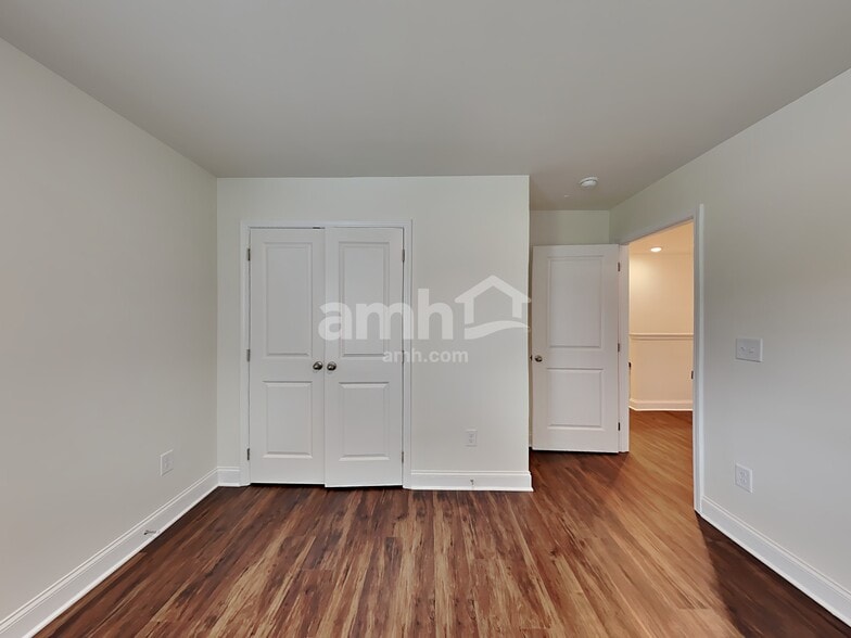 Building Photo - 868 Carnaby Ln