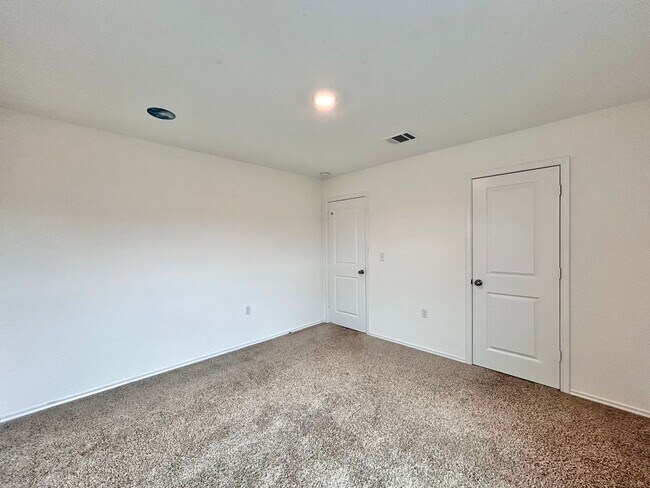 Building Photo - Your Next Home Awaits – Bright, Modern & M...
