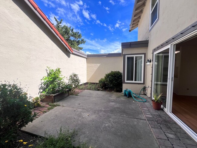 Building Photo - BRIGHT & SPACIOUS 3BD/2BA TOWNHOME IN PLEASANTON CA!!!