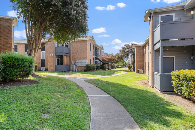 Building Photo - Topaz Apartments