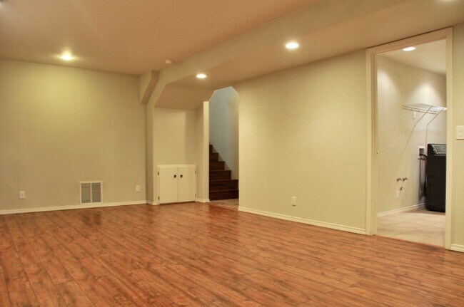 Building Photo - 4 bed 3 bath home with second living room