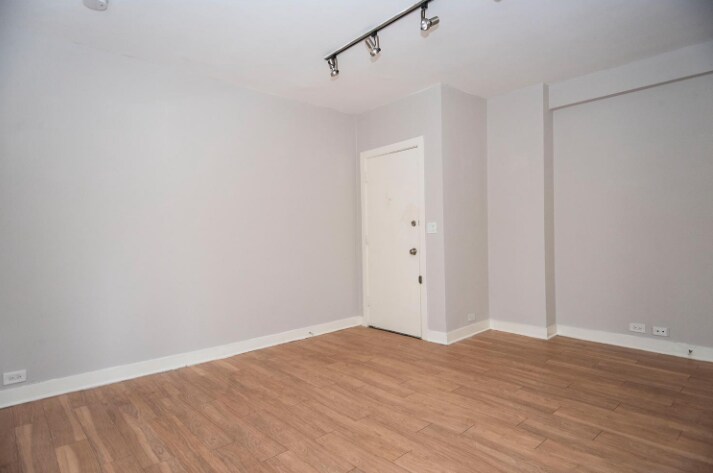 Building Photo - 537 W Belmont Ave