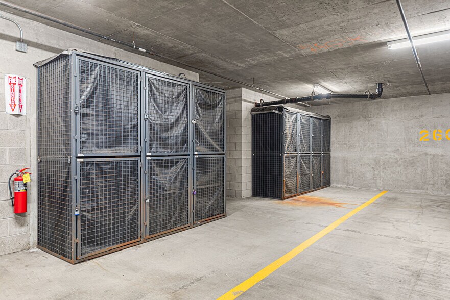 storage - 1122 W Catalpa Ave