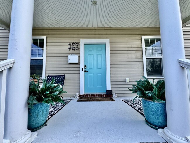 Building Photo - A Block From The Beaches! Ready 09-21-26! Oversized Parking Pad, Pet Friendly!
