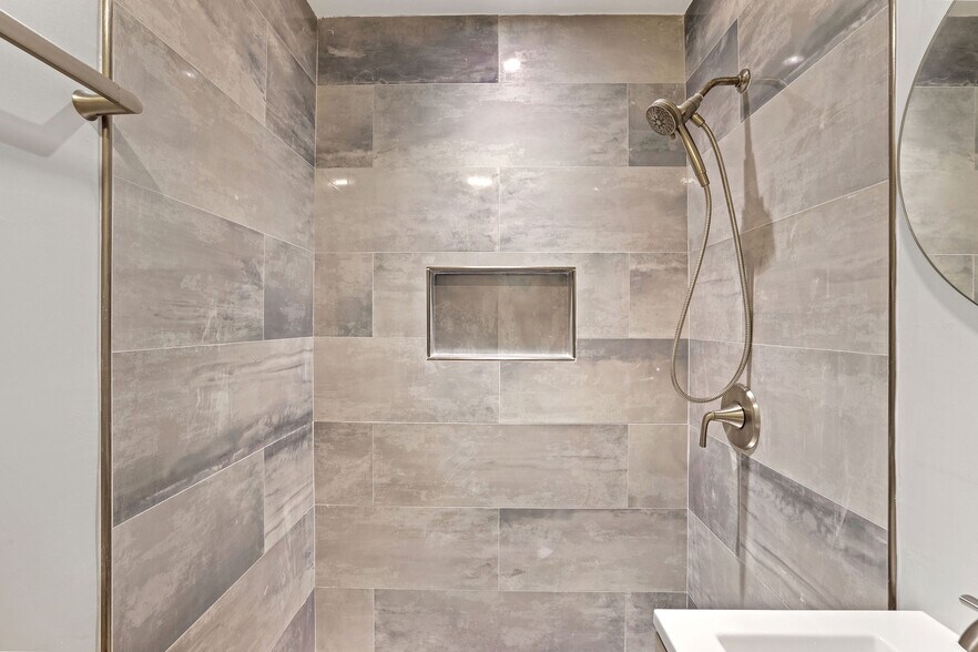 Building Photo - 1634 NE 4th Pl