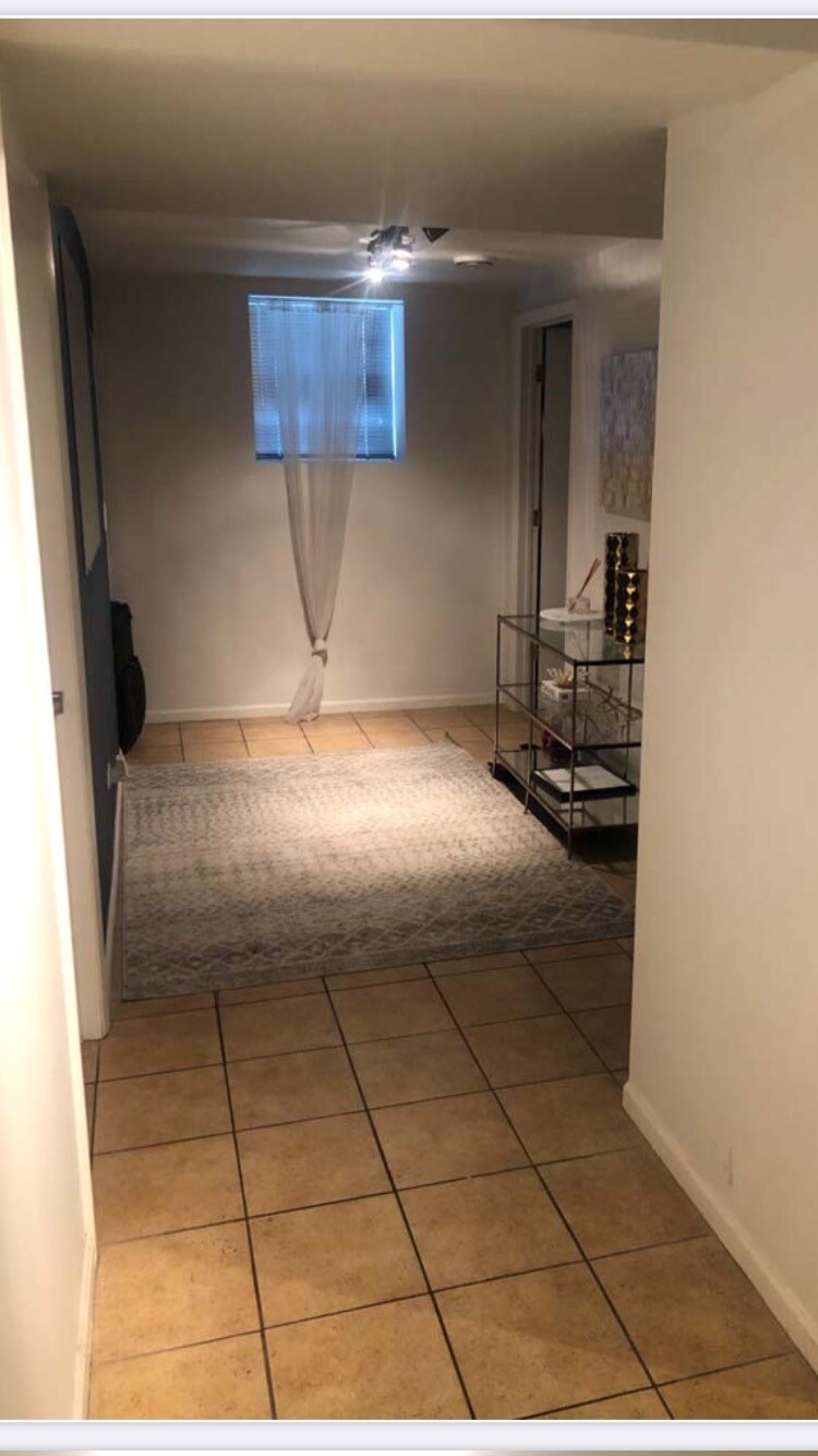 Building Photo - 1255 N Damen Ave