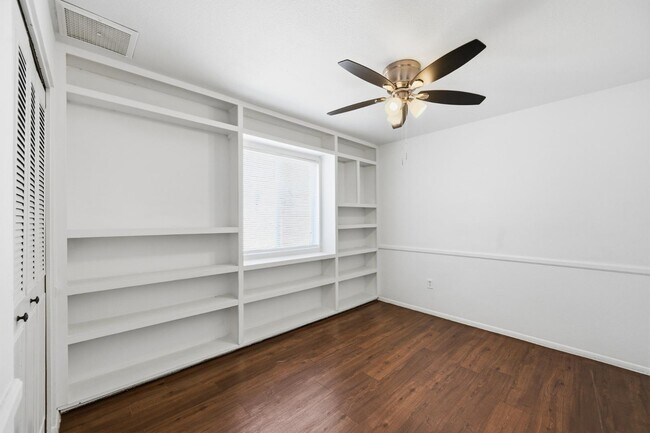 Building Photo - 204 E Duke Dr