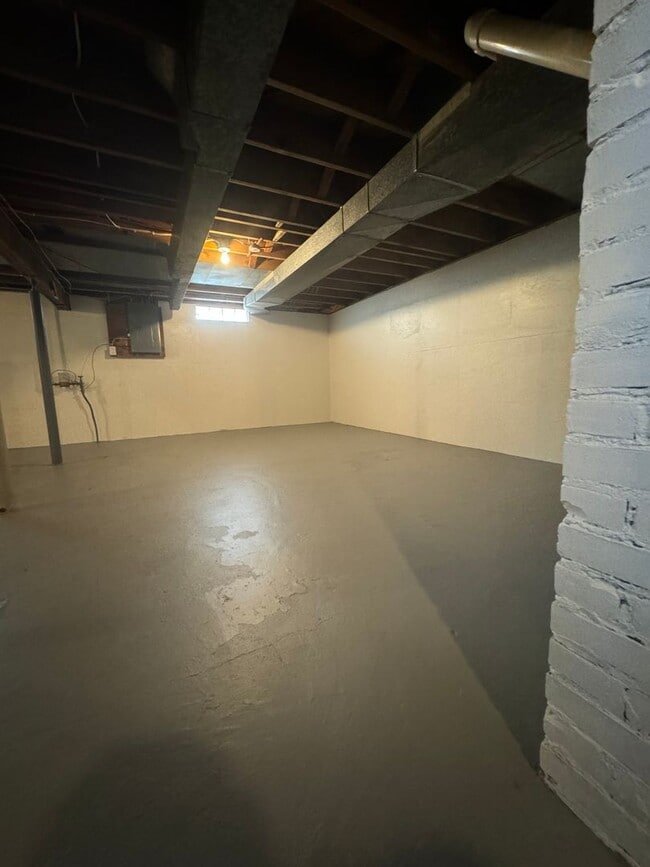 Building Photo - Beautiful 3 Bedroom 1 Bath Ranch Style Single Family Home!