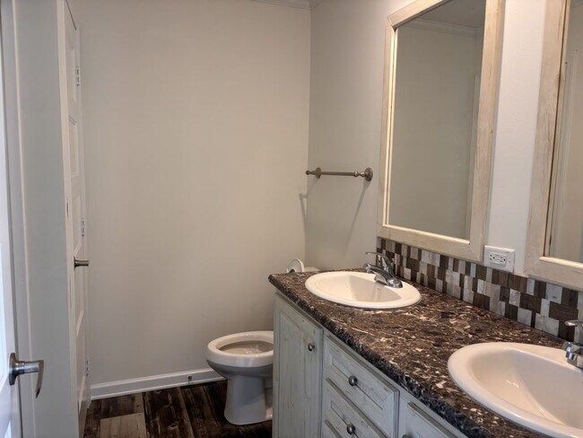 Building Photo - 459 Emden St