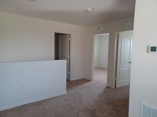 Building Photo - *** 2 WEEKS FREE RENT ***  5 bedroom 3.5 b...