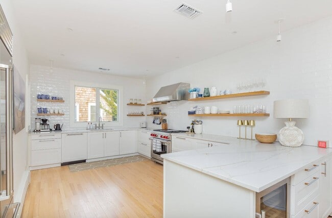 Building Photo - 6 Bay Rd