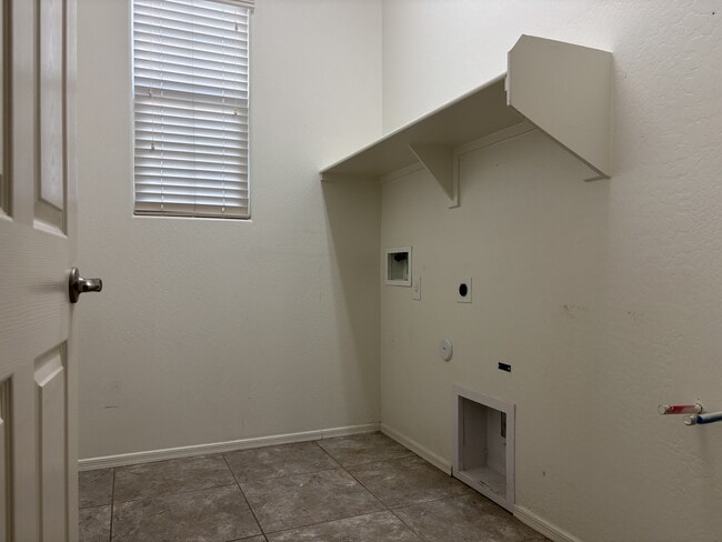 Building Photo - 8037 W Spur Dr