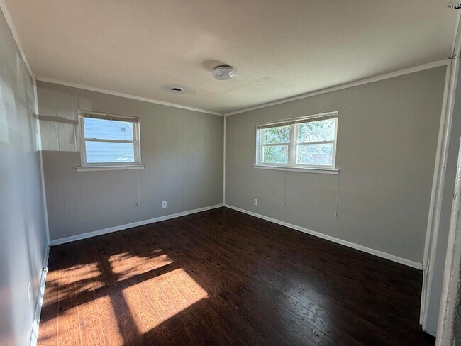 Building Photo - 1811 Deer Park Way