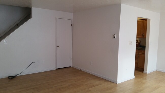 Building Photo - 2 bedroom 4 plex