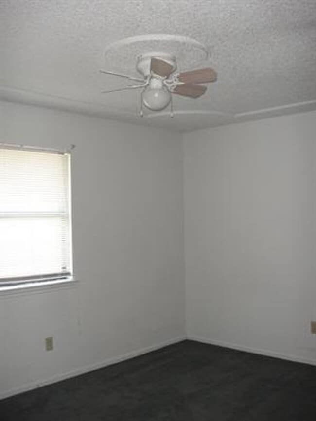 Building Photo - 222 Bridle Dr