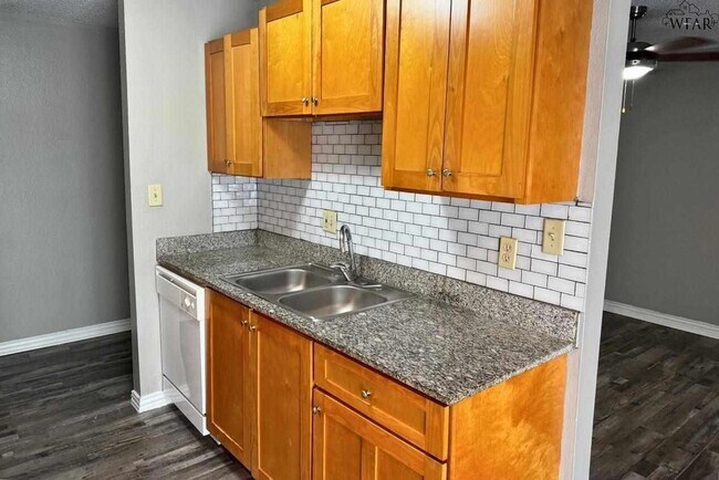 Building Photo - 2612 Southwest Pkwy