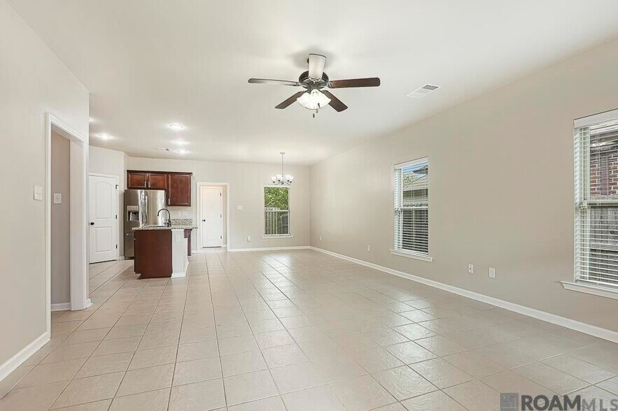 Building Photo - 18317 Sunset Park Dr