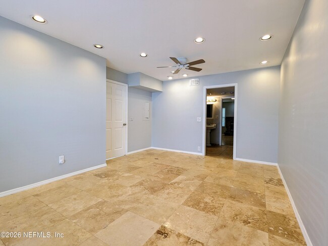 Building Photo - 572 Staffordshire Dr