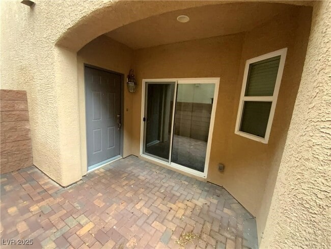 Building Photo - 10641 Jamestown Square Ave