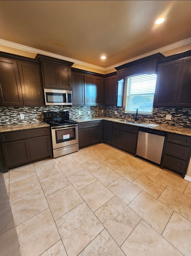 Building Photo - 3 bed 2 bath home