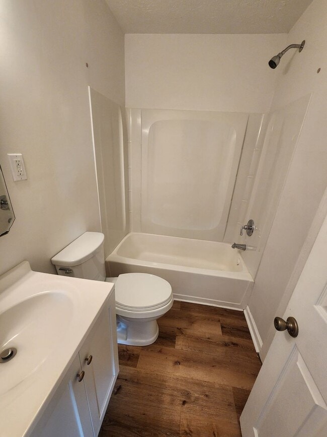 Building Photo - Bright adorable home with lots of updates ...