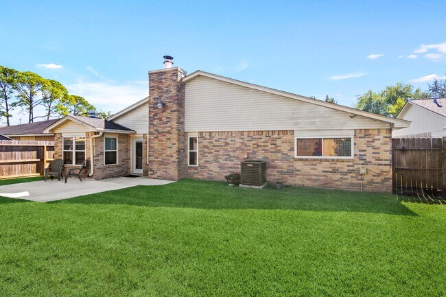 Building Photo - 467 Reseda Dr