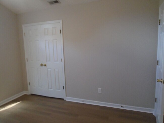 Building Photo - Updated move in ready 2 bedroom!