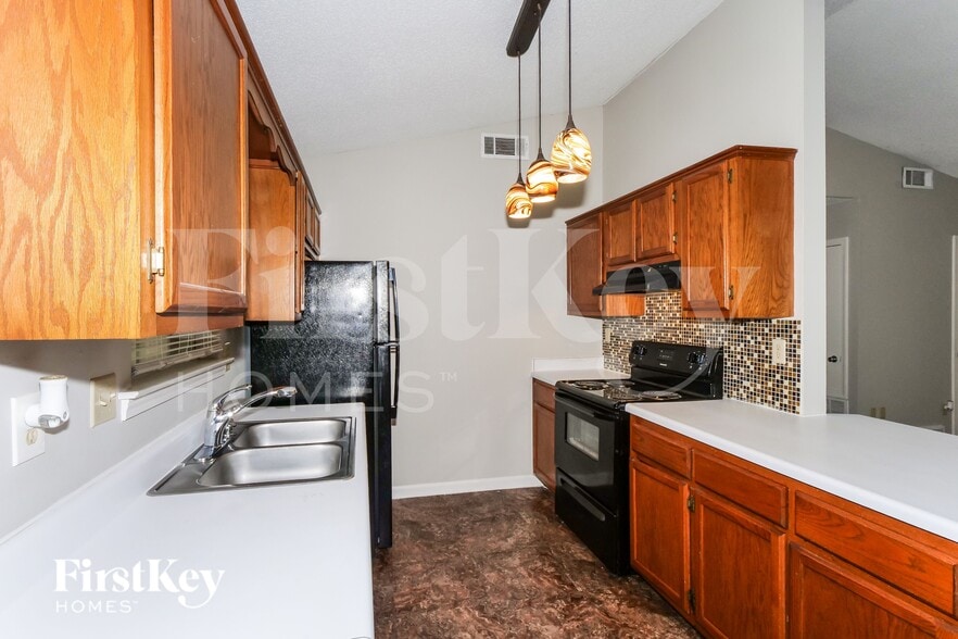 Building Photo - 5923 Willow Springs Dr