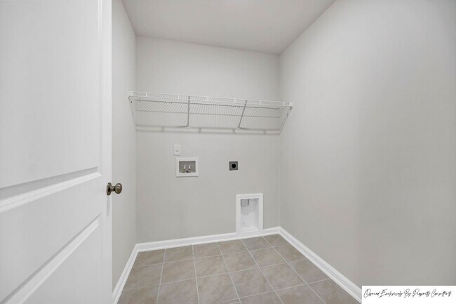 Building Photo - STUNNING TOWNHOME IN BLYTHEWOOD