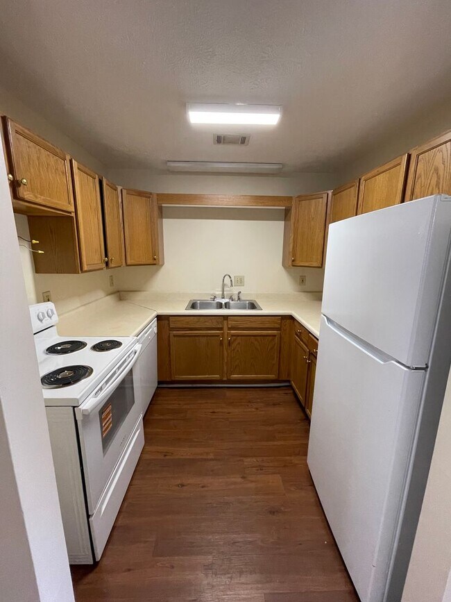 Building Photo - 13 Woodcreek Way SW