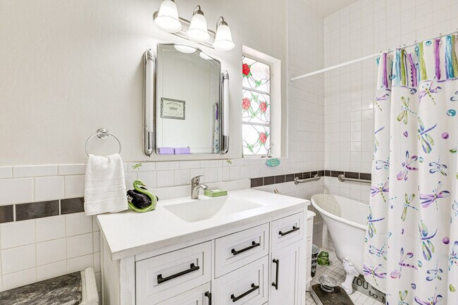 Building Photo - 107 W Windsor Ave