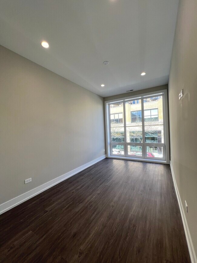 Building Photo - 3244 N Lincoln Ave