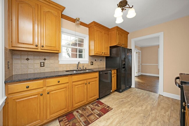 Building Photo - 109 W Poplar St