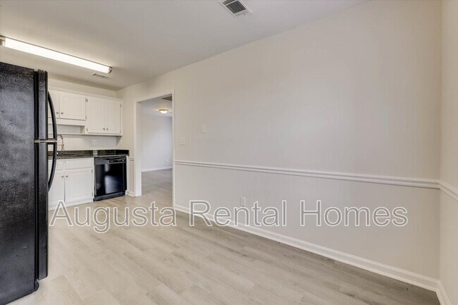 Building Photo - 2824 Cranbrook Dr