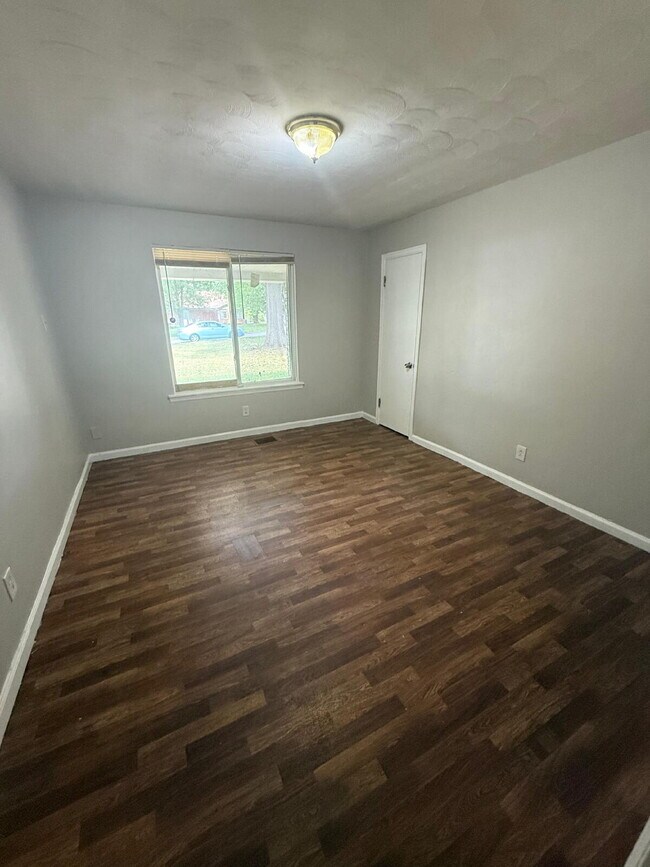 Building Photo - Beautiful 4 Bedroom Rental in Berkeley, MO...