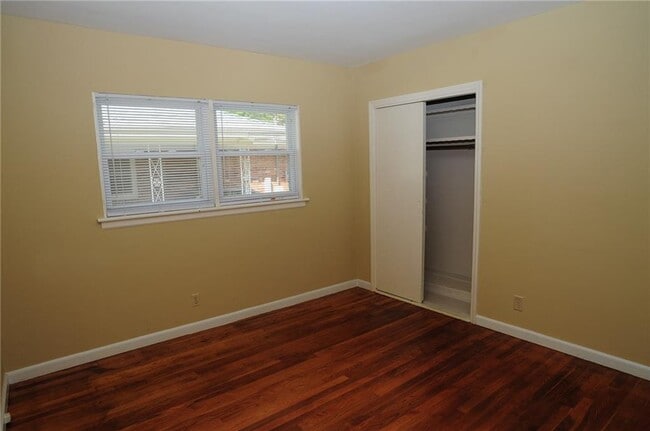 Building Photo - 1632 Anita Pl NE