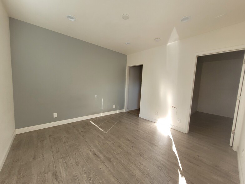 Building Photo - 569 Smalley Ave