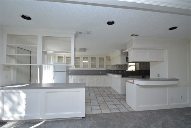 Building Photo - 538 Longview Dr