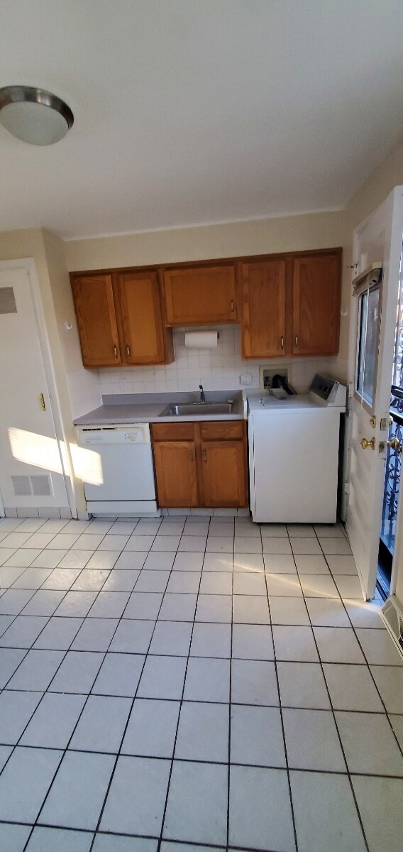 Building Photo - 2532 S Williams St