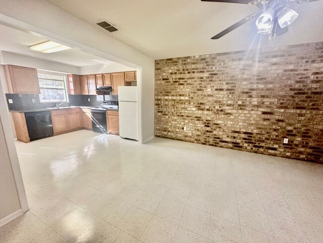 Building Photo - Cozy 2/1 Duplex in Pleasanton w/ Dedicated Parking ~ Move-In Ready!