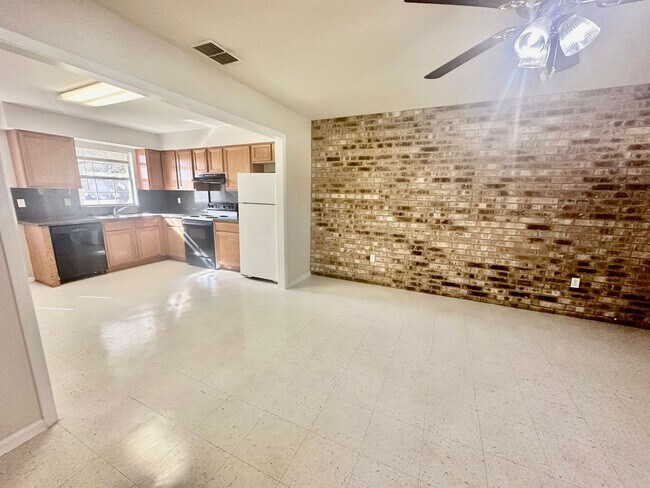 Building Photo - Cozy 2/1 Duplex in Pleasanton w/ Dedicated Parking & Refrigerator Included ~ Move-In Ready!