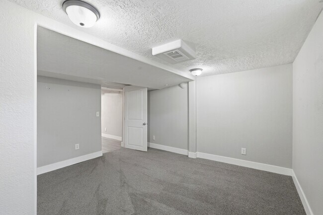 Building Photo - 582 4th St S