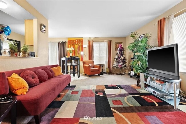 Building Photo - 3bed/2.5 bath home available NOW! Pet frie...