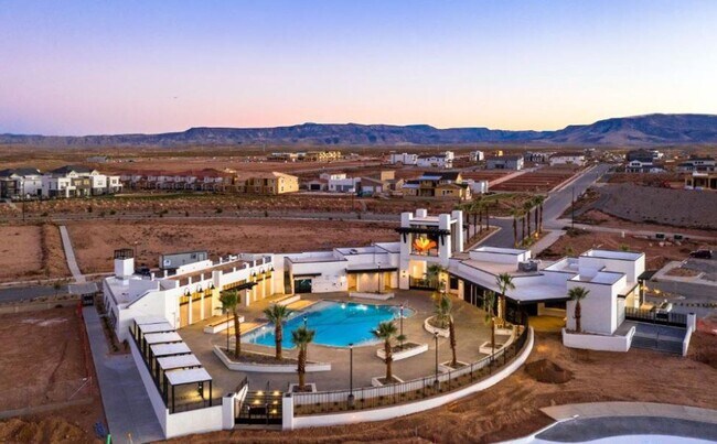 Building Photo - 4 Bed Desert Color Home!